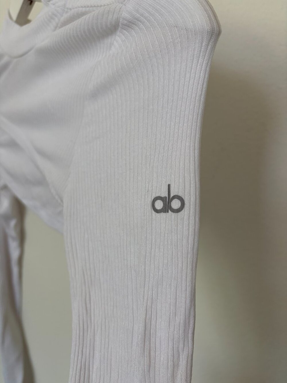 ALO Yoga Ultra cropped long sleeve - Picture 2 of 3